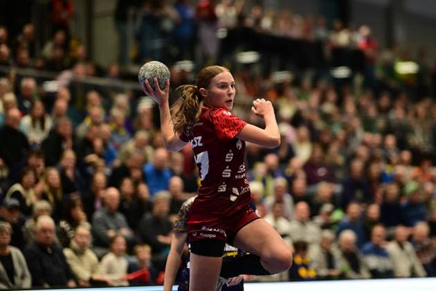 Handball I Women I Season 2025 2026 I 1 HBF I 10 Matchday I Buxtehuder SV HSG Bensheim Auerbach I 30 12 2025 Throw Jule Polsz 71, HSG Bensheim Auerbach Buxtehude Halle Nord Niedersachsen Germany Copyright: xLobeca FelixxSchlikisx