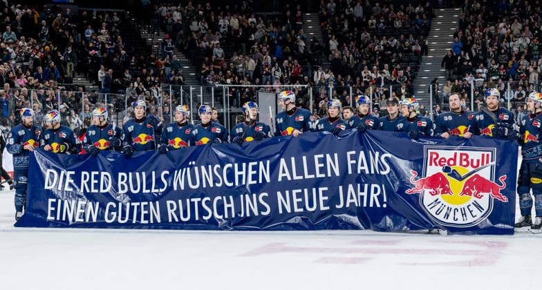 Die Muenchner wuenschen per Transparent Banner den Fans einen guten Rutsch ins neue Jahr GER, EHC Red Bull Muenchen vs. Augsburger Panther, Eishockey, DEL, 34. Spieltag, Saison 2025 2026, 30.12.2025. GER, EHC Red Bull Muenchen vs. Augsburger Panther, Eishockey, DEL, 34. Spieltag, Saison 2025 2026, 30.12.2025. Muenchen *** The Munich team wishes the fans a Happy New Year with a banner GER, EHC Red Bull Muenchen vs Augsburger Panther, Ice Hockey, DEL, Matchday 34, Season 2025 2026, 30 12 2025 GER, EHC Red Bull Muenchen vs Augsburger Panther, Ice Hockey, DEL, Matchday 34, Season 2025 2026, 30 12 2025 Muenchen Copyright: xEibner-Pressefoto HeikexFeinerx EP_HFR