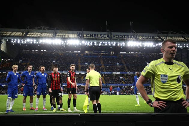 Chelsea gegen Bournemouth 30. Dezember 2025, London Premier League Fußball Chelsea gegen AFC Bournemouth Die Spieler sehen vom Spielfeld aus zu, wie Schiedsrichter Sam Barrott den VAR konsultiert Foto Charlotte Wilson Abseits London UK  Copyright: xCharlottexWilsonx xOffsidexOffside