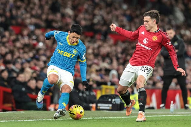 Premier League Manchester United, ManU v Wolverhampton Wanderers Hwang Hee-Chan of Wolverhampton Wanderers breaks with the ball pressured by Manuel Ugarte of Manchester United during the Premier League match Manchester United vs Wolverhampton Wanderers at Old Trafford, Manchester, United Kingdom, 30th December 2025 (Photo by Mark Cosgrove News Images) Manchester Old Trafford Greater Manchester United Kingdom Copyright: xMarkxCosgrove NewsxImagesx
