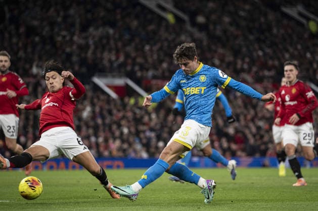 MANCHESTER - DECEMBER 30: Hugo Bueno of Wolves shoots under pressure from Lisandro Martínez of Manchester United, ManU during the Premier League 2025 26 match between Manchester United and Wolverhampton Wanderers at Old Trafford, in Manchester, England. (Photo by Will Palmer Sports Press Photo) Copyright: xWillxPalmer SportsxPressxPhotox Sportspressphoto_SPR77853