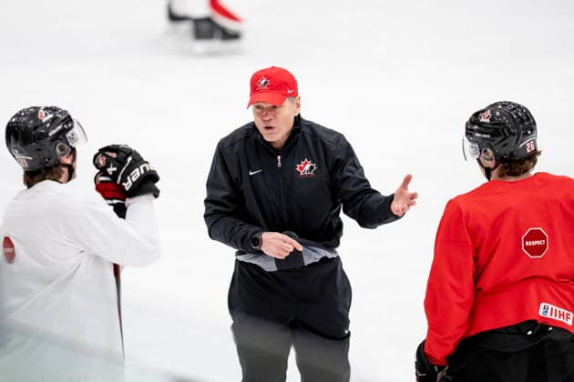 December 30, 2025, Minneapolis, Mn, Canada: Team Canada assistant coach Brad Lauer speaks to Canada s Cole Reschny (21) and Cole Beaudoin (26) at a practice during the 2026 IIHF World Junior Championship, in Minneapolis on Tuesday, Dec. 30, 2025. Canada News - December 30, 2025  - ZUMAc35_ 20251230_zaf_c35_003 Copyright: xChristopherxKatsarovx