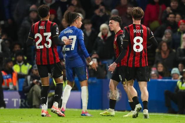 An argument between Ãlex JimÃ nez of AFC Bournemouth and Malo Gusto of Chelsea Chelsea v AFC Bournemouth, Football, Premier League, Stamford Bridge, London, UK, 30 12 25 EDITORIAL USE ONLY No use with unauthorised audio, video, data, fixture lists (outside the EU), club league logos or live services. Online in-match use limited to 45 images (+15 in extra time). No use to emulate moving images. No use in betting, games or  Copyright: xAnthonyxHanc Shutterstockx 16218122au