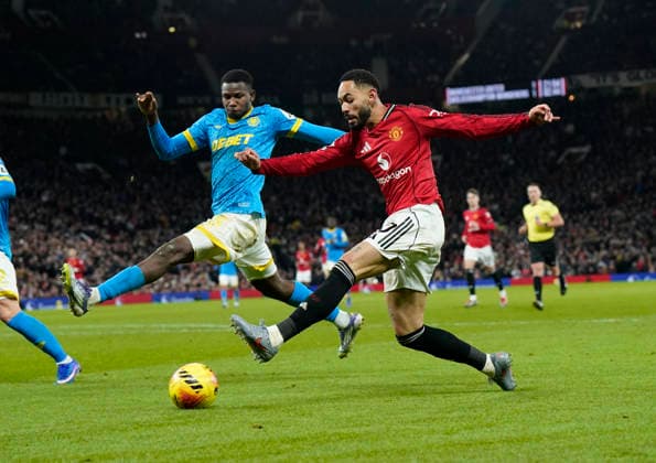 Manchester, England, 30th December 2025. Matheus Cunha of Manchester United, ManU shoots during the Manchester United vs Wolverhampton Wanderers Premier League match at Old Trafford, Manchester. Picture credit should read: Andrew Yates Sportimage EDITORIAL USE ONLY. No use with unauthorised audio, video, data, fixture lists, club league logos or live services. Online in-match use limited to 120 images, no video emulation. No use in betting, games or single club league player publications. SPI_078_AY_Man_Utd_Wolves SPI-4404-0079