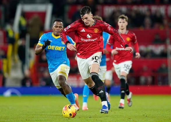 Manchester, England, 30th December 2025. Benjamin Sesko of Manchester United, ManU finds away through during the Manchester United vs Wolverhampton Wanderers Premier League match at Old Trafford, Manchester. Picture credit should read: Andrew Yates Sportimage EDITORIAL USE ONLY. No use with unauthorised audio, video, data, fixture lists, club league logos or live services. Online in-match use limited to 120 images, no video emulation. No use in betting, games or single club league player publications. SPI_084_AY_Man_Utd_Wolves SPI-4404-0085
