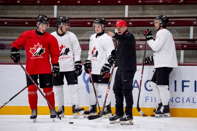 December 30, 2025, Minneapolis, Mn, Canada: Team Canada assistant coach Gardiner MacDougall gestures at a practice during the 2026 IIHF World Junior Championship, in Minneapolis on Tuesday, Dec. 30, 2025. Canada News - December 30, 2025  - ZUMAc35_ 20251230_zaf_c35_009 Copyright: xChristopherxKatsarovx