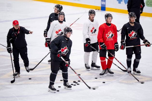 December 30, 2025, Minneapolis, Mn, Canada: Team Canada assistant coach Gardiner MacDougall, left, gestures at a practice during the 2026 IIHF World Junior Championship, in Minneapolis on Tuesday, Dec. 30, 2025. Canada News - December 30, 2025 - ZUMAc35_ 20251230_zaf_c35_010 Copyright: xChristopherxKatsarovx