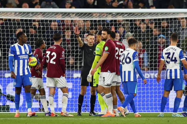 West Ham United v Brighton & Hove Albion, Premier League Referee Michael Salisbury awards Brighton & Hove Albion a penalty at 1-0 during the West Ham United v Brighton & Hove Albion Premier League match at the London Stadium, London, England on 30 December 2025 Credit: Sally Rawlins Every Second Media Editorial use only. All images are copyright Every Second Media Limited. No images may be reproduced without prior permission. All rights reserved. Premier League and Football League images are subject to licensing agreements with Football DataCo Limited. see https: www.football-dataco.com Copyright: xIMAGO EveryxSecondxMediax ESM-1728-0032 SallyxRawlinsx xEveryxSecondxMediax