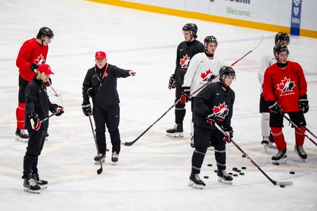 December 30, 2025, Minneapolis, Mn, Canada: Team Canada assistant coach Gardiner MacDougall, centre left, gestures at a practice during the 2026 IIHF World Junior Championship, in Minneapolis on Tuesday, Dec. 30, 2025. Canada News - December 30, 2025 - ZUMAc35_ 20251230_zaf_c35_015 Copyright: xChristopherxKatsarovx