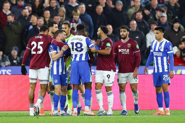 West Ham United v Brighton & Hove Albion, Premier League A scuffle breaks out between both teams as Danny Welbeck (18) of Brighton & Hove Albion reacts during the West Ham United v Brighton & Hove Albion Premier League match at the London Stadium, London, England on 30 December 2025 Credit: Sally Rawlins Every Second Media Editorial use only. All images are copyright Every Second Media Limited. No images may be reproduced without prior permission. All rights reserved. Premier League and Football League images are subject to licensing agreements with Football DataCo Limited. see https: www.football-dataco.com Copyright: xIMAGO EveryxSecondxMediax ESM-1728-0042 SallyxRawlinsx xEveryxSecondxMediax