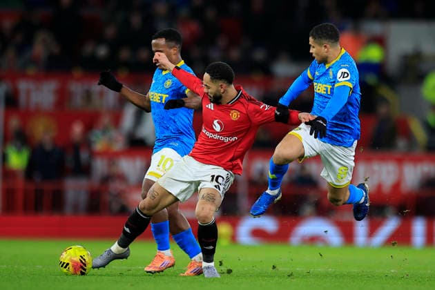 Manchester United, ManU v Wolverhampton Wanderers, Premier League Matheus Cunha (10) of Manchester United is challenged by Joao Gomes (8) of Wolverhampton Wanderers during the Premier League match between Manchester United and Wolverhampton Wanderers at Old Trafford, Manchester, UK on 30 December 2025. Manchester Old Trafford Greater Manchester UK Editorial use only DataCo restrictions apply See www.football-dataco.com , Copyright: xConorxMolloyx PSI-23486-0078