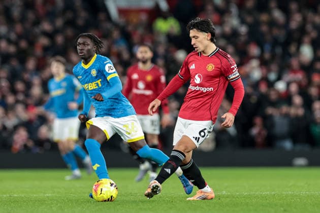 Premier League Manchester United, ManU v Wolverhampton Wanderers Lisandro Martinez of Manchester United passes the ball during the Premier League match Manchester United vs Wolverhampton Wanderers at Old Trafford, Manchester, United Kingdom, 30th December 2025 (Photo by Mark Cosgrove News Images) Manchester Old Trafford Greater Manchester United Kingdom Copyright: xMarkxCosgrove NewsxImagesx