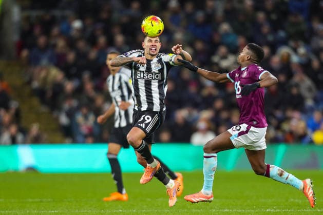 Burnley v Newcastle United, Premier League Bruno Guimaraes Of Newcastle United heads the ball during the Burnley v Newcastle United Premier League match at Turf Moor, Burnley, England on 30 December 2025 Credit: Lee Keuneke Every Second Media Editorial use only. All images are copyright Every Second Media Limited. No images may be reproduced without prior permission. All rights reserved. Premier League and Football League images are subject to licensing agreements with Football DataCo Limited. see https: www.football-dataco.com Copyright: xIMAGO EveryxSecondxMediax ESM-1730-0127 LeexKeunekex xEveryxSecondxMediax