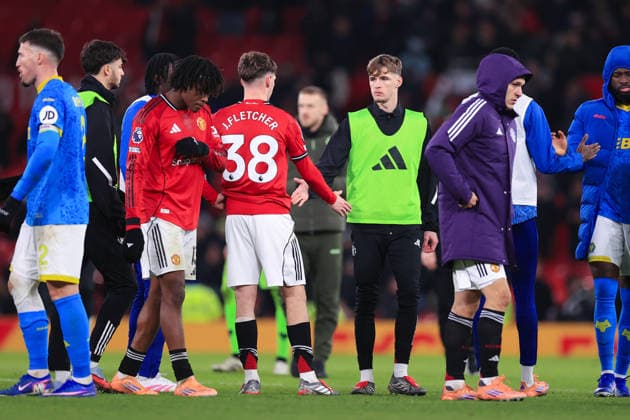 Fußball Premier League Manchester United v Wolverhampton Wanderers 30. Dezember 2025 Premier League Manchester United v Wolverhampton Wanderers Jack Fletcher von Manchester United L schüttelt nach dem Spiel seinem Bruder Tyler Fletcher von Manchester United die Hand Foto Simon Stacpoole Abseits Manchester UK  Copyright: xSimonxStacpoolexOffside