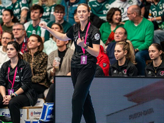 Miriam Hirsch, Head Coach TuS Metzingen clenches her cheering fist, Frisch Auf Goeppingen vs TuS Metzingen, Handball, 1 Bundesliga, Season 2025 2026, 30 12 2025 Frisch Auf Goeppingen vs TuS Metzingen, Handball, 1 Bundesliga, Season 2025 2026, 30 12 2025 Goeppingen Copyright: xMichaelxSchmidt Eibner-Pressefotx EP_MST
