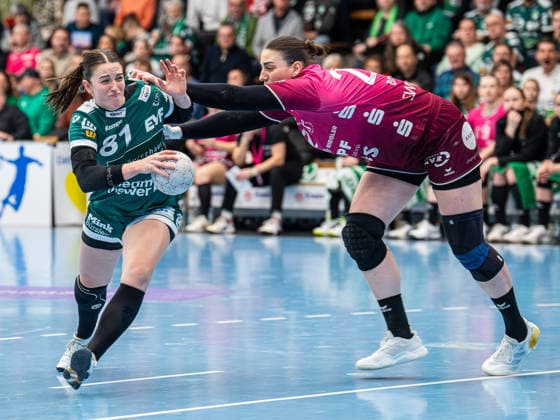 Lea Neubrander (Frisch Auf Frauen, 81) im Zweikampf mit Gabriela Bitolo (TuS Metzingen, 22), Frisch Auf Goeppingen vs. TuS Metzingen, Handball, 1. Bundesliga, Spielzeit 2025 2026, 30.12.2025 Frisch Auf Goeppingen vs. TuS Metzingen, Handball, 1. Bundesliga, Spielzeit 2025 2026, 30.12.2025 Goeppingen *** Lea Neubrander Frisch Auf Women, 81 in duel with Gabriela Bitolo TuS Metzingen, 22 , Frisch Auf Goeppingen vs TuS Metzingen, Handball, 1 Bundesliga, Season 2025 2026, 30 12 2025 Frisch Auf Goeppingen vs TuS Metzingen, Handball, 1 Bundesliga, Season 2025 2026, 30 12 2025 Goeppingen Copyright: xMichaelxSchmidt Eibner-Pressefotx EP_MST