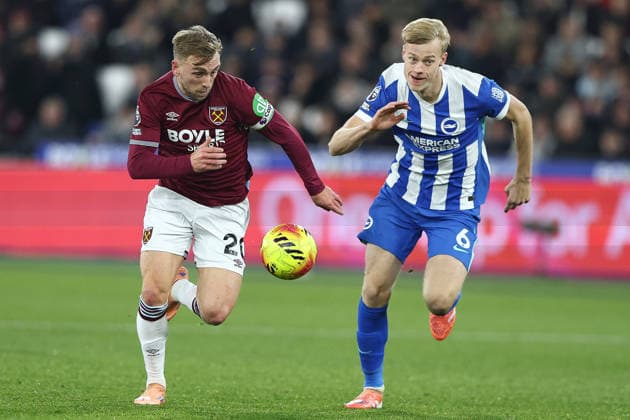 30th December 2025; London Stadium, London, England; Premier League Football, West Ham United versus Brighton and Hove Albion; Jarrod Bowen of West Ham United breaks away from Jan Paul van Hecke of Brighton And Hove Albion  IanxStephen