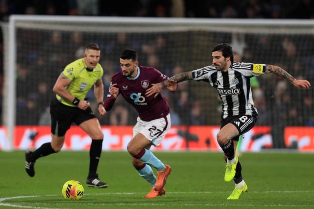 30th December 2025; Turf Moor, Burnley, Lancashire, England; Premier League Football, Burnley versus Newcastle United; Armando Broja of Burnley takes on Sandro Tonali of Newcastle United  DavidxBlunsden