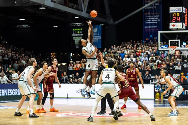 GER, easy Credit Basketball Bundesliga, Niners Chemnitz VET CONCEPT Gladiators Trier 30 12 2025, Messe, Chemnitz, GER, easy Credit Basketball Bundesliga, Niners Chemnitz VET CONCEPT Gladiators Trier Tipp off, Urald King VET CONCEPT Gladiators Trier 20 , Kevin Yebo Niners Chemnitz, 0 Foto Alexander Trienitz Chemnitz Messe Sachsen Germany