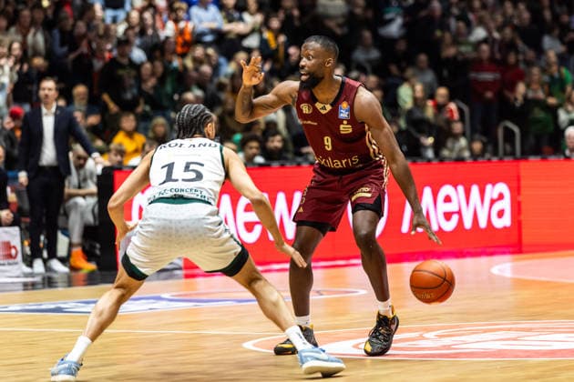 GER, easy Credit Basketball Bundesliga, Niners Chemnitz VET CONCEPT Gladiators Trier 30 12 2025, Messe, Chemnitz, GER, easy Credit Basketball Bundesliga, Niners Chemnitz VET CONCEPT Gladiators Trier John Edward Newman III Niners Chemnitz, 9 , Jordan Roland VET CONCEPT Gladiators Trier 15 Foto Alexander Trienitz Chemnitz Messe Sachsen Germany