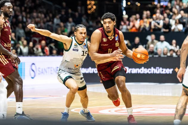 GER, easy Credit Basketball Bundesliga, Niners Chemnitz VET CONCEPT Gladiators Trier 30 12 2025, Messe, Chemnitz, GER, easy Credit Basketball Bundesliga, Niners Chemnitz VET CONCEPT Gladiators Trier Kostja Mushidi Niners Chemnitz, 11 , Jordan Roland VET CONCEPT Gladiators Trier 15 Foto Alexander Trienitz Chemnitz Messe Sachsen Germany