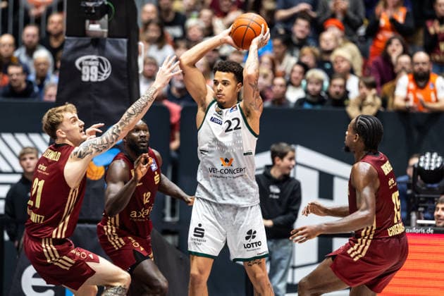 GER, easy Credit Basketball Bundesliga, Niners Chemnitz VET CONCEPT Gladiators Trier 30 12 2025, Messe, Chemnitz, GER, easy Credit Basketball Bundesliga, Niners Chemnitz VET CONCEPT Gladiators Trier Nolan Adekunle VET CONCEPT Gladiators Trier 22 , Julian Steinfeld Niners Chemnitz, 21 Foto Alexander Trienitz Chemnitz Messe Sachsen Germany