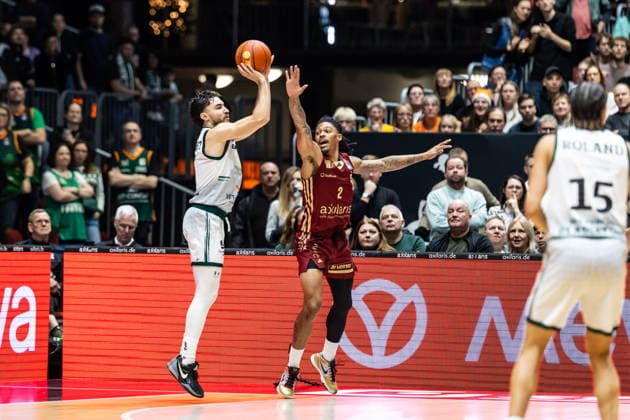 GER, easy Credit Basketball Bundesliga, Niners Chemnitz VET CONCEPT Gladiators Trier 30 12 2025, Messe, Chemnitz, GER, easy Credit Basketball Bundesliga, Niners Chemnitz VET CONCEPT Gladiators Trier Clayton Guillozet VET CONCEPT Gladiators Trier 4 , Nike Sibande Niners Chemnitz, 2 Foto Alexander Trienitz Chemnitz Messe Sachsen Germany