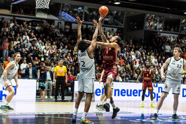 GER, easy Credit Basketball Bundesliga, Niners Chemnitz VET CONCEPT Gladiators Trier 30 12 2025, Messe, Chemnitz, GER, easy Credit Basketball Bundesliga, Niners Chemnitz VET CONCEPT Gladiators Trier Kevin Yebo Niners Chemnitz, 0 , Dexter Akanno VET CONCEPT Gladiators Trier 2 Foto Alexander Trienitz Chemnitz Messe Sachsen Germany