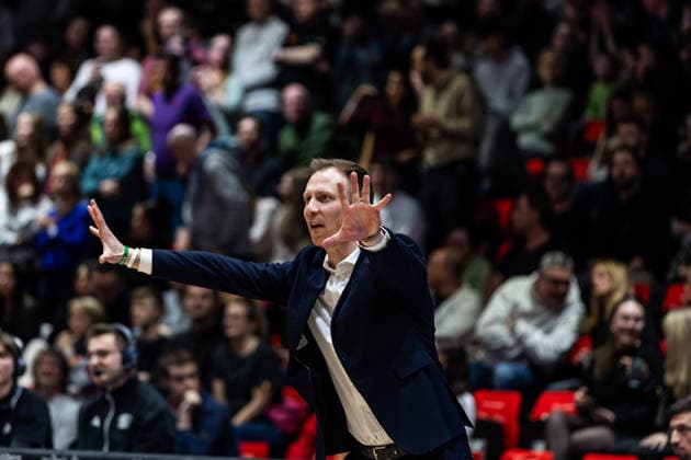 GER, easy Credit Basketball Bundesliga, Niners Chemnitz VET CONCEPT Gladiators Trier 30 12 2025, Messe, Chemnitz, GER, easy Credit Basketball Bundesliga, Niners Chemnitz VET CONCEPT Gladiators Trier Jacques Schneider Head Coach VET CONCEPT Gladiators Trier gives hand signal Photo Alexander Trienitz Chemnitz Messe Sachsen Germany