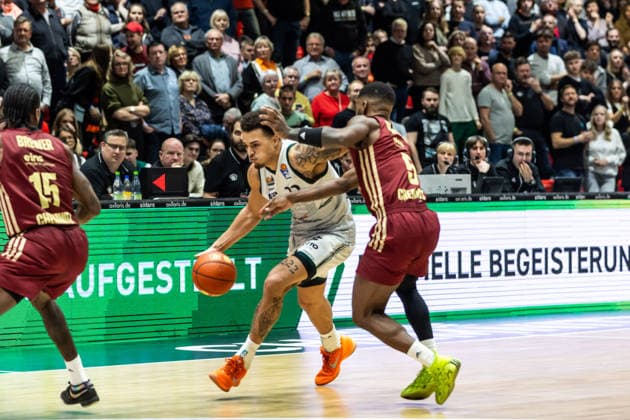 GER, easy Credit Basketball Bundesliga, Niners Chemnitz VET CONCEPT Gladiators Trier 30 12 2025, Messe, Chemnitz, GER, easy Credit Basketball Bundesliga, Niners Chemnitz VET CONCEPT Gladiators Trier Nolan Adekunle VET CONCEPT Gladiators Trier 22 , Corey Davis Jr Niners Chemnitz, 5 Foto Alexander Trienitz Chemnitz Messe Sachsen Germany