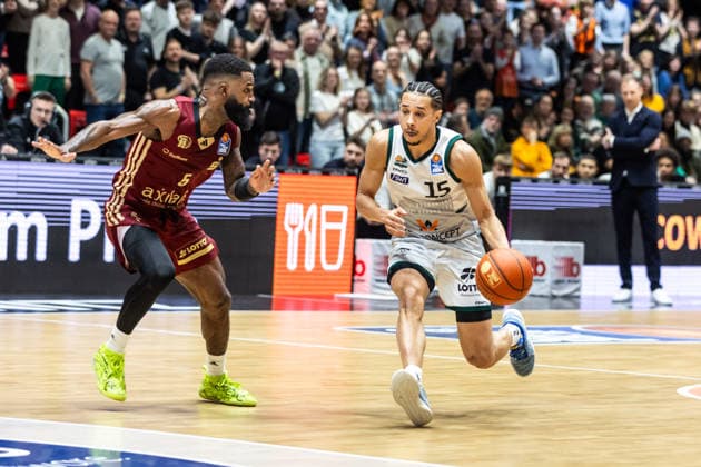GER, easy Credit Basketball Bundesliga, Niners Chemnitz VET CONCEPT Gladiators Trier 30 12 2025, Messe, Chemnitz, GER, easy Credit Basketball Bundesliga, Niners Chemnitz VET CONCEPT Gladiators Trier Jordan Roland VET CONCEPT Gladiators Trier 15 , Corey Davis Jr Niners Chemnitz, 5 Foto Alexander Trienitz Chemnitz Messe Sachsen Germany