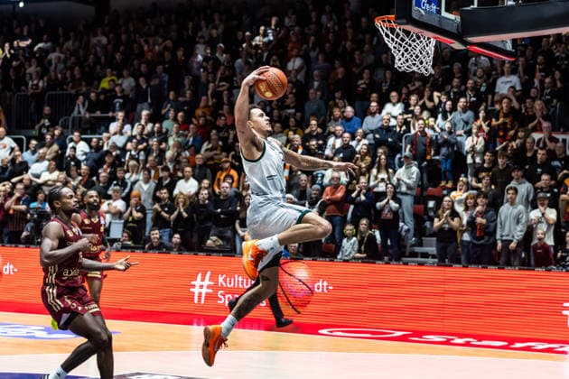 GER, easy Credit Basketball Bundesliga, Niners Chemnitz VET CONCEPT Gladiators Trier 30 12 2025, Messe, Chemnitz, GER, easy Credit Basketball Bundesliga, Niners Chemnitz VET CONCEPT Gladiators Trier Nolan Adekunle VET CONCEPT Gladiators Trier 22 with a dunk Photo Alexander Trienitz Chemnitz Messe Sachsen Germany