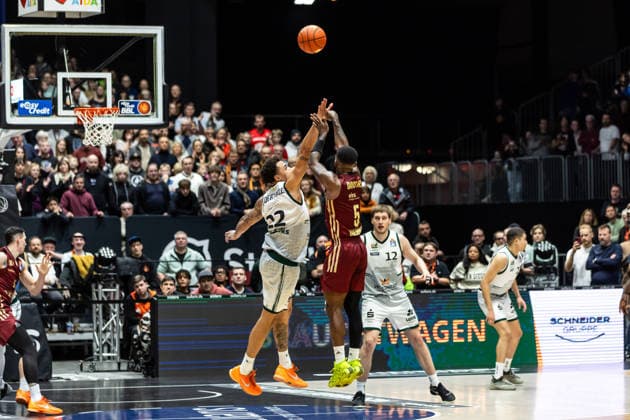 GER, easy Credit Basketball Bundesliga, Niners Chemnitz VET CONCEPT Gladiators Trier 30 12 2025, Messe, Chemnitz, GER, easy Credit Basketball Bundesliga, Niners Chemnitz VET CONCEPT Gladiators Trier Corey Davis Jr Niners Chemnitz, 5 , Nolan Adekunle VET CONCEPT Gladiators Trier 22 Foto Alexander Trienitz Chemnitz Messe Sachsen Germany