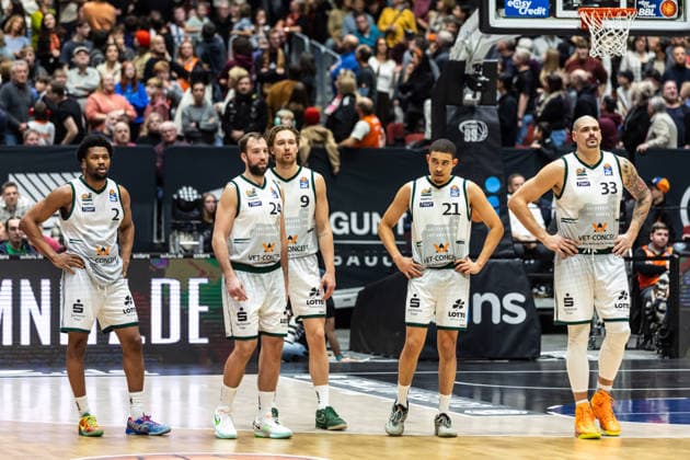 GER, easy Credit Basketball Bundesliga, Niners Chemnitz VET CONCEPT Gladiators Trier 30 12 2025, Messe, Chemnitz, GER, easy Credit Basketball Bundesliga, Niners Chemnitz VET CONCEPT Gladiators Trier t1 , JJ Mann VET CONCEPT Gladiators Trier 24 , Marco Hollersbacher VET CONCEPT Gladiators Trier 9 , Evans Rapieque VET CONCEPT Gladiators Trier 21 , Maik Zirbes VET CONCEPT Gladiators Trier 33 wait for your referee decision Photo Alexander Trienitz Chemnitz Messe Sachsen Germany