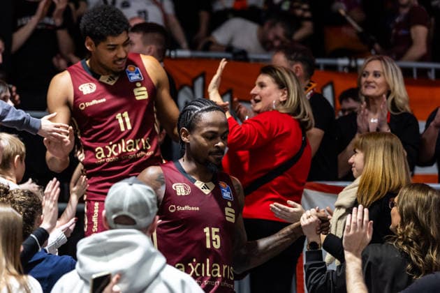 GER, easy Credit Basketball Bundesliga, Niners Chemnitz VET CONCEPT Gladiators Trier 30 12 2025, Messe, Chemnitz, GER, easy Credit Basketball Bundesliga, Niners Chemnitz VET CONCEPT Gladiators Trier Ty Brewer Niners Chemnitz, 15 thanks the fans Photo Alexander Trienitz Chemnitz Messe Sachsen Germany