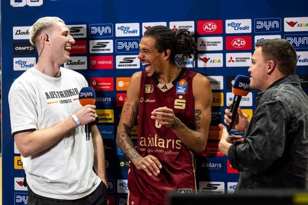 GER, easy Credit Basketball Bundesliga, Niners Chemnitz VET CONCEPT Gladiators Trier 30 12 2025, Messe, Chemnitz, GER, easy Credit Basketball Bundesliga, Niners Chemnitz VET CONCEPT Gladiators Trier Jonas Richter, former player of the Niners Chemnitz with Kevin Yebo Niners Chemnitz, 0 at the interview Photo Alexander Trienitz Chemnitz Messe Sachsen Germany