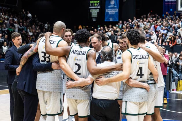 GER, easy Credit Basketball Bundesliga, Niners Chemnitz VET CONCEPT Gladiators Trier 30 12 2025, Messe, Chemnitz, GER, easy Credit Basketball Bundesliga, Niners Chemnitz VET CONCEPT Gladiators Trier Shoulder to shoulder from VET CONCEPT Gladiators Trier after the game Photo Alexander Trienitz Chemnitz Messe Sachsen Germany