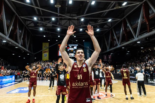 GER, easy-Credit Basketball-Bundesliga, Niners Chemnitz - VET-CONCEPT Gladiators Trier. 30.12.2025, Messe, Chemnitz, GER, easy-Credit Basketball-Bundesliga, Niners Chemnitz - VET-CONCEPT Gladiators Trier. Yordan Minchev (Niners Chemnitz, 91) bedankt sich bei den Fans mit dem Team Foto Alexander Trienitz Chemnitz Messe Sachsen Deutschland *** GER, easy Credit Basketball Bundesliga, Niners Chemnitz VET CONCEPT Gladiators Trier 30 12 2025, Messe, Chemnitz, GER, easy Credit Basketball Bundesliga, Niners Chemnitz VET CONCEPT Gladiators Trier Yordan Minchev Niners Chemnitz, 91 thanks the fans with the team Photo Alexander Trienitz Chemnitz Messe Sachsen Germany