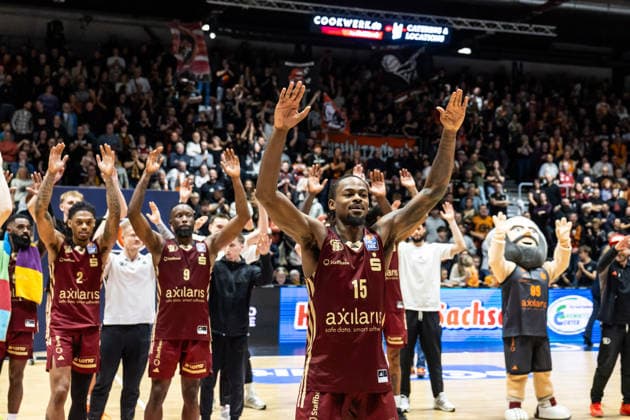 GER, easy Credit Basketball Bundesliga, Niners Chemnitz VET CONCEPT Gladiators Trier 30 12 2025, Messe, Chemnitz, GER, easy Credit Basketball Bundesliga, Niners Chemnitz VET CONCEPT Gladiators Trier Ty Brewer Niners Chemnitz, 15 thanks the fans with the team Photo Alexander Trienitz Chemnitz Messe Sachsen Germany
