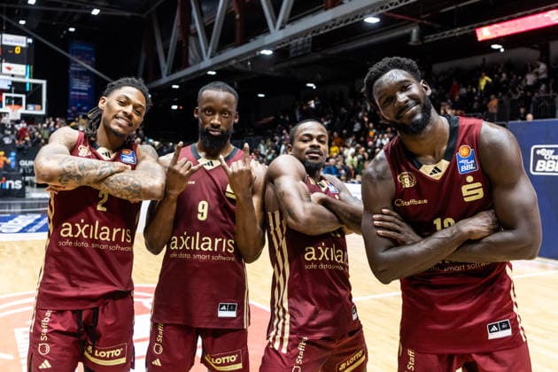 GER, easy Credit Basketball Bundesliga, Niners Chemnitz VET CONCEPT Gladiators Trier 30 12 2025, Messe, Chemnitz, GER, easy Credit Basketball Bundesliga, Niners Chemnitz VET CONCEPT Gladiators Trier Nike Sibande Niners Chemnitz, 2 , John Edward Newman III Niners Chemnitz, 9 , Ty Brewer Niners Chemnitz, 15 and Amadou Sow Niners Chemnitz, 12 cheering Photo Alexander Trienitz Chemnitz Messe Sachsen Germany