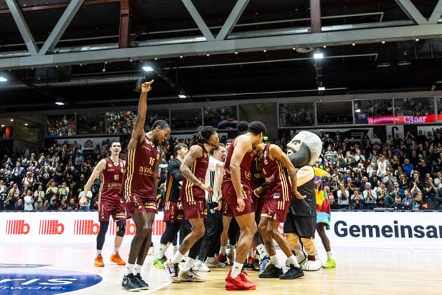 GER, easy Credit Basketball Bundesliga, Niners Chemnitz VET CONCEPT Gladiators Trier 30 12 2025, Messe, Chemnitz, GER, easy Credit Basketball Bundesliga, Niners Chemnitz VET CONCEPT Gladiators Trier Team Niners Chemnitz cheer after the victory Photo Alexander Trienitz Chemnitz Messe Sachsen Germany