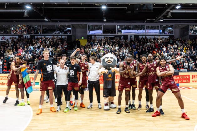 GER, easy Credit Basketball Bundesliga, Niners Chemnitz VET CONCEPT Gladiators Trier 30 12 2025, Messe, Chemnitz, GER, easy Credit Basketball Bundesliga, Niners Chemnitz VET CONCEPT Gladiators Trier Team Niners Chemnitz cheer after the victory Photo Alexander Trienitz Chemnitz Messe Sachsen Germany
