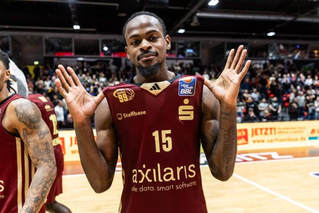 GER, easy Credit Basketball Bundesliga, Niners Chemnitz VET CONCEPT Gladiators Trier 30 12 2025, Messe, Chemnitz, GER, easy Credit Basketball Bundesliga, Niners Chemnitz VET CONCEPT Gladiators Trier Ty Brewer Niners Chemnitz, 15 cheers Photo Alexander Trienitz Chemnitz Messe Saxony Germany