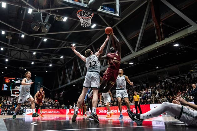 GER, easy Credit Basketball Bundesliga, Niners Chemnitz VET CONCEPT Gladiators Trier 30 12 2025, Messe, Chemnitz, GER, easy Credit Basketball Bundesliga, Niners Chemnitz VET CONCEPT Gladiators Trier Amadou Sow Niners Chemnitz, 12 , Marten Linßen Marten Linssen VET CONCEPT Gladiators Trier 12 Foto Alexander Trienitz Chemnitz Messe Sachsen Germany