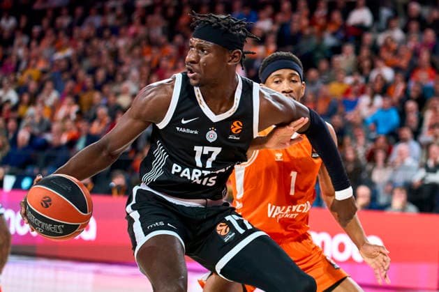 Valencia Basket Vs Partizan Mozzart Bet Belgrade in Valencia - 30 Dec 2025 Isaac Bonga (Partizan Mozzart Bet Belgrade) and Kameron Taylor of Valencia basket in action during the Euroleague Regular Season Round 19 between Valencia Basket and Partizan Mozzart Bet Belgrade at Roig Arena Stadium. Final score; Valencia Basket 86:63 Partizan Mozzart Bet Belgrade Valencia Spain Copyright: xGermanxVidalxPoncex xSOPAxImagesx sport_301225_03046