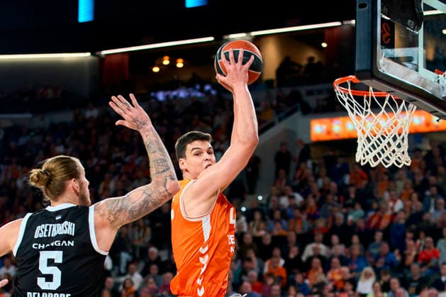 December 30, 2025, Valencia, Spain: Dylan Osetkowski (Partizan Mozzart Bet Belgrade) and Nathan Reuvers of Valencia basket in action during the Euroleague Regular Season Round 19 between Valencia Basket and Partizan Mozzart Bet Belgrade at Roig Arena Stadium. Final score; Valencia Basket 86:63 Partizan Mozzart Bet Belgrade Valencia Spain - ZUMAs197 20251230_aaa_s197_249 Copyright: xGermanxVidalxPoncex