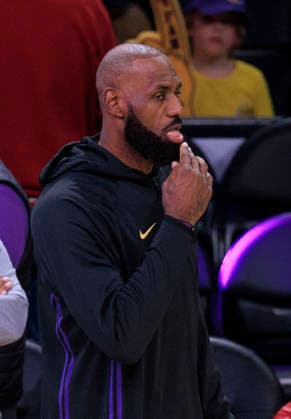 December 30, 2025, Los Angeles, California, USA: LeBron James 23 of the Los Angeles Lakers during warmups prior to their regular season NBA, Basketball Herren, USA game against the Detroit Pistons on Tuesday December 30, 2025 at Crypto.com Arena in Los Angeles, California. LeBron James 23 celebrates his 41st birthday today. LeBron James 23 celebrates his 41st birthday today. JAVIER ROJAS PI Los Angeles USA - ZUMAp124 20251230_zaa_p124_103 Copyright: xJavierxRojasx