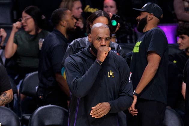 December 30, 2025, Los Angeles, California, USA: LeBron James 23 of the Los Angeles Lakers during warmups prior to their regular season NBA, Basketball Herren, USA game against the Detroit Pistons on Tuesday December 30, 2025 at Crypto.com Arena in Los Angeles, California. LeBron James 23 celebrates his 41st birthday today. JAVIER ROJAS PI Los Angeles USA - ZUMAp124 20251230_zaa_p124_104 Copyright: xJavierxRojasx