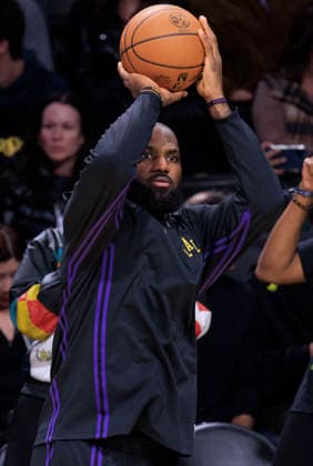 December 30, 2025, Los Angeles, California, USA: LeBron James 23 of the Los Angeles Lakers during warmups prior to their regular season NBA, Basketball Herren, USA game against the Detroit Pistons on Tuesday December 30, 2025 at Crypto.com Arena in Los Angeles, California. LeBron James 23 celebrates his 41st birthday today. JAVIER ROJAS PI Los Angeles USA - ZUMAp124 20251230_zaa_p124_105 Copyright: xJavierxRojasx