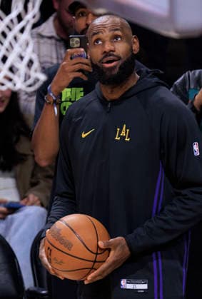 December 30, 2025, Los Angeles, California, USA: LeBron James 23 of the Los Angeles Lakers during warmups prior to their regular season NBA, Basketball Herren, USA game against the Detroit Pistons on Tuesday December 30, 2025 at Crypto.com Arena in Los Angeles, California. LeBron James 23 celebrates his 41st birthday today. JAVIER ROJAS PI Los Angeles USA - ZUMAp124 20251230_zaa_p124_106 Copyright: xJavierxRojasx
